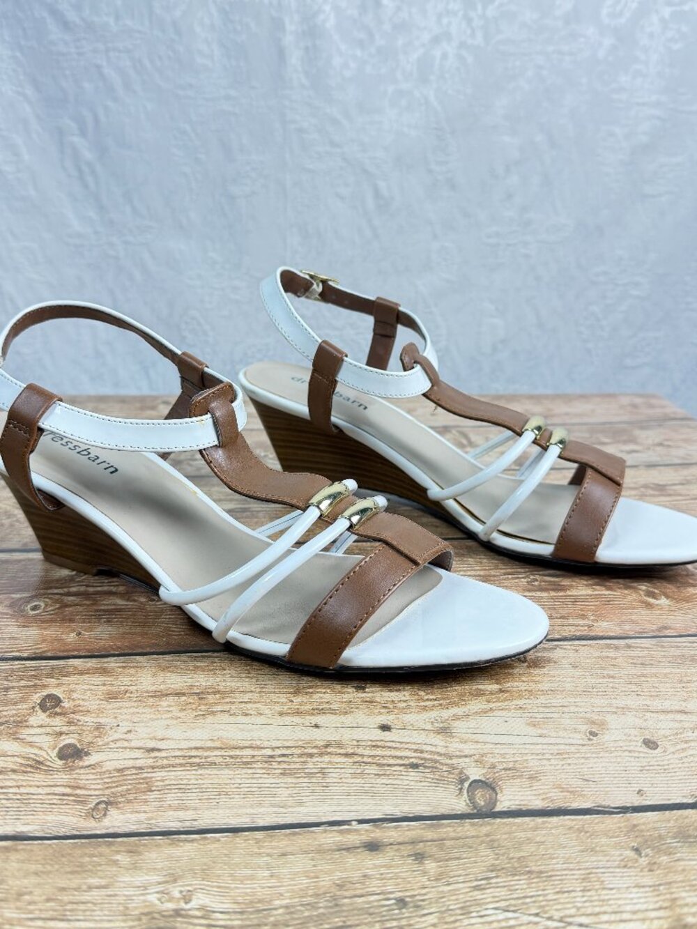 Dressbarn Women’s 11W White Brown Strappy Sandals T Strap Buckle Ankle Strap